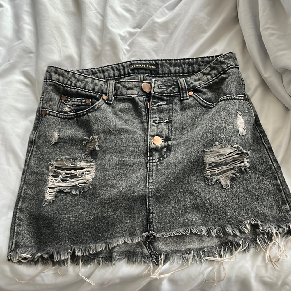 Gray frayed denim skirt.